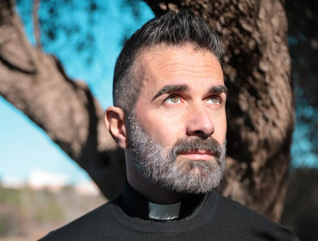 Don Cosimo Schena prete influencer