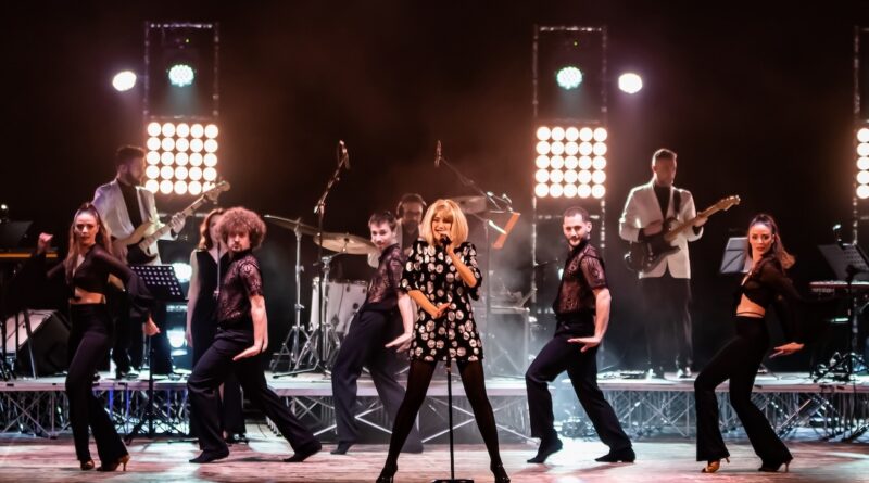 “RAFFAELLA! Sognando la Carrà” torna in tour: date, città e biglietti dello spettacolo dedicato a Raffaella Carrà